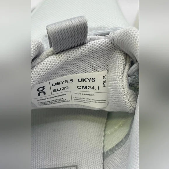 Like New On Cloud sky Running Shoes Ice/ Glacier Big Kids Size 6.5Y - Picture 5 of 6